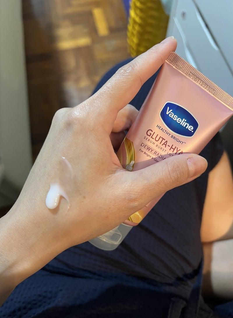 فازلين لوشن سيروم جلوتا هيا الصحي المشرق، لوشن ندى متألق، 330 مل، صنع في تايلاند - Image 4